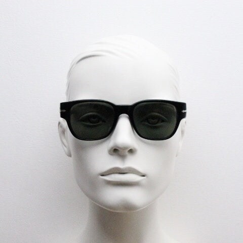 Persol 60s vintage sunglasses. Classic definitive design in black gloss acetate with real green glass lenses