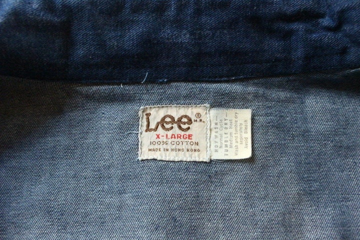 LEE 70s vintage short sleeve mens shirt. Blue denim western design with yolked pockets and back, epaulettes and brass popper buttons. NOS