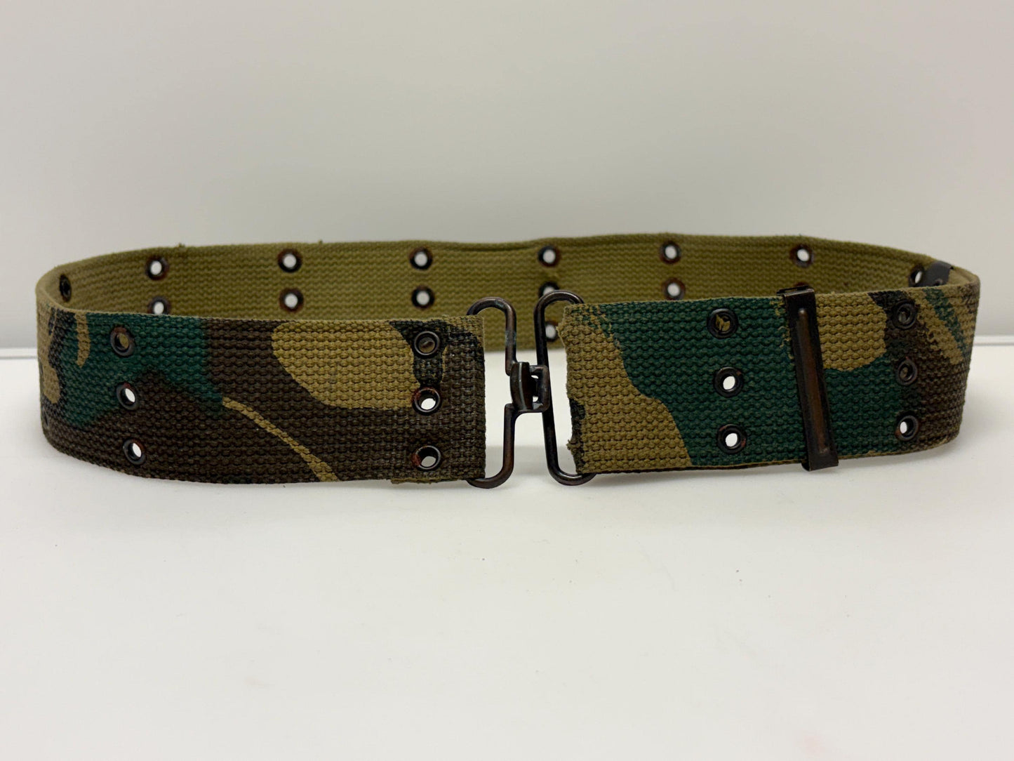 Y2K vintage army woodland cammo webbing belt. Thick woven canvas. Black metal hardware. 2000s NOS. Combat. Military camouflage. Tactical