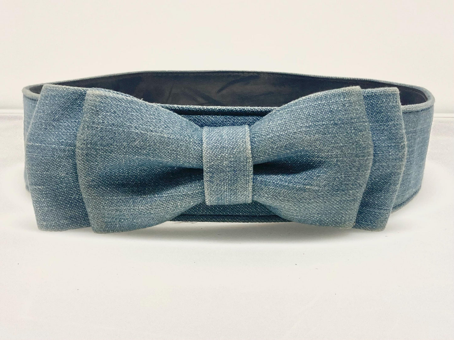 80s vintage womens dress belt in light blue denim with big bow in neat proportions. Adjustable. Used in good condition