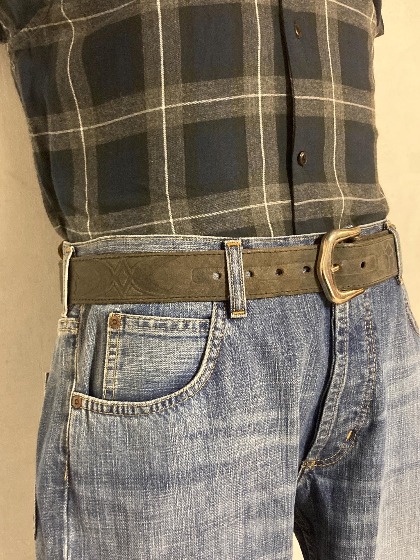 70s vintage black thick genuine leather belt with silver buckle by Camel. Subtle embossed patterns and big logo. For jeans and trousers