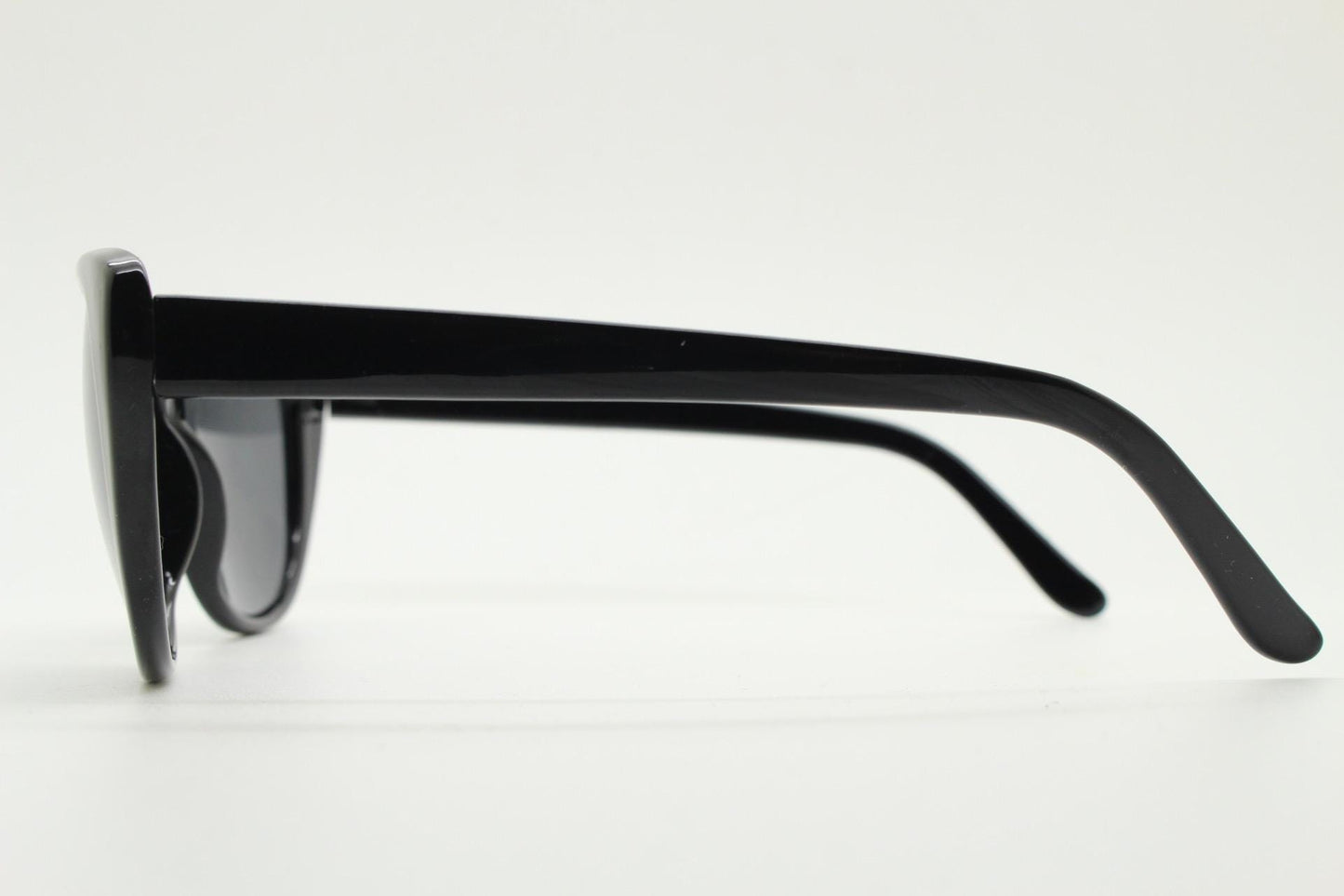 Vintage Y2K oval cat eye sunglasses. Womens plain black cateye in slightly large proportions. Rockabilly pin up. 2000s NOS catseye
