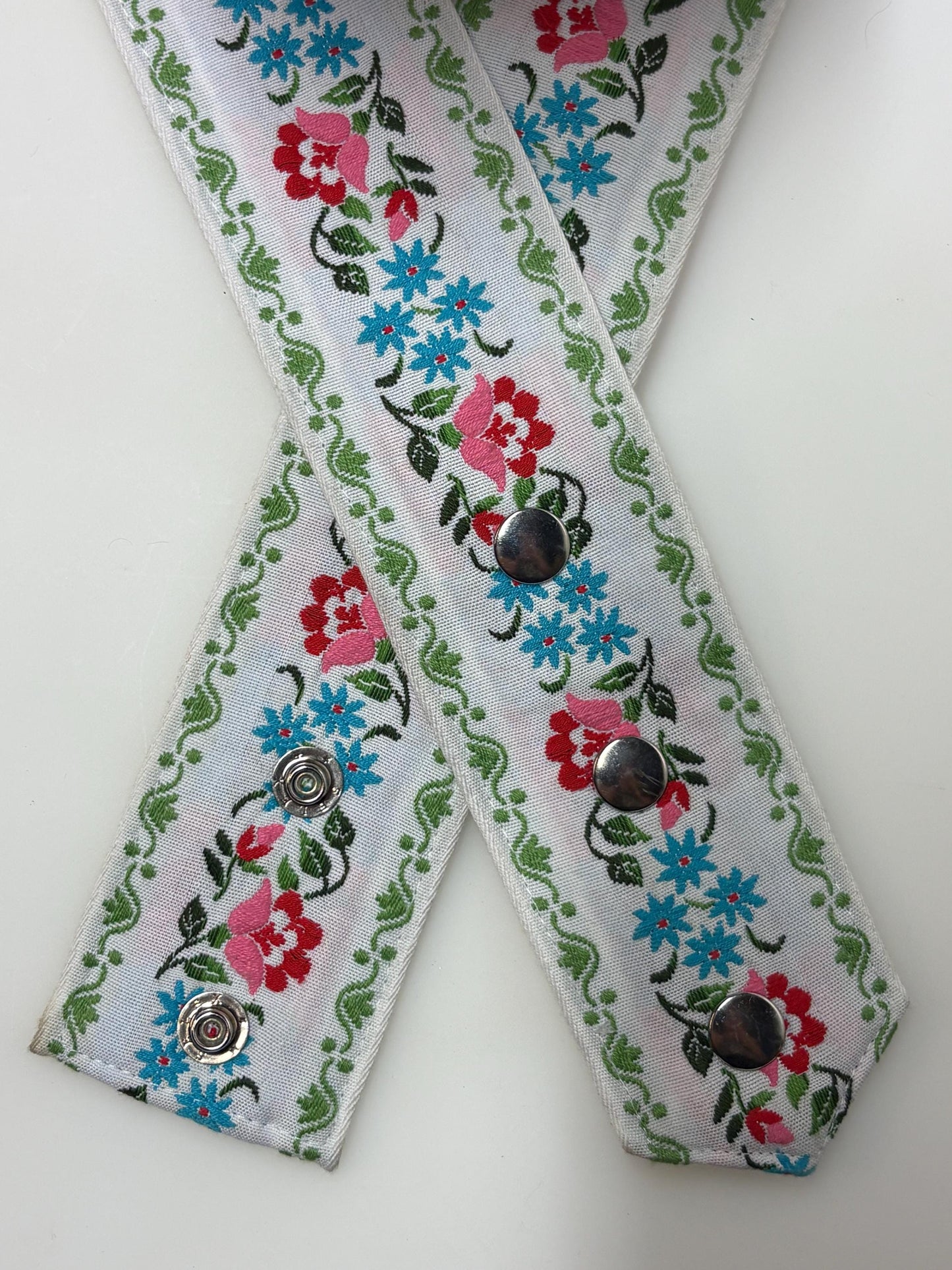 Alice Roi Y2K vintage womens 2" dress belt in white with embroidered pink, blue and green flowers. 2000s Unused NOS. BNWT