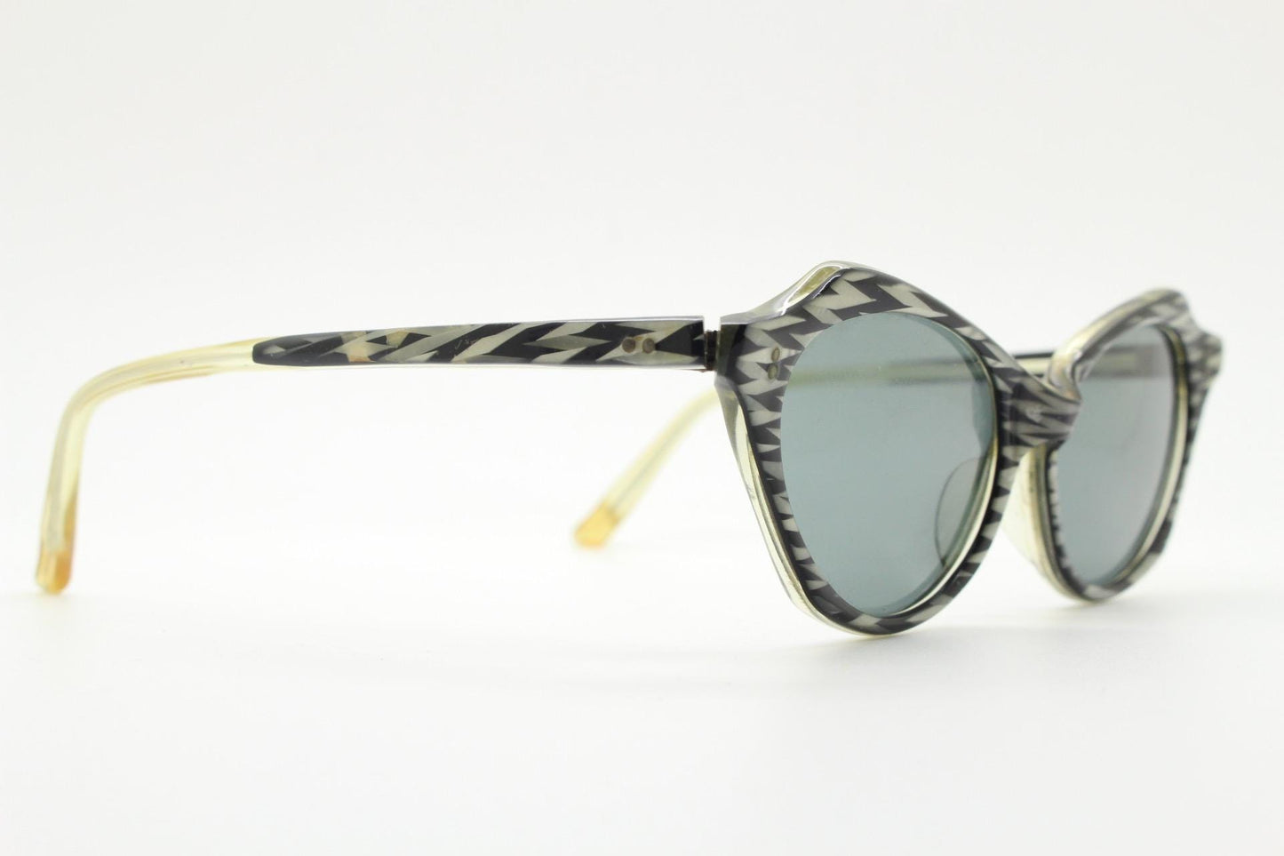 50s vintage cat eye sunglasses. Womens dynamic black and white angular cateye frame with zig zag pattern. 40s. Bad girl pinup. Rockabilly