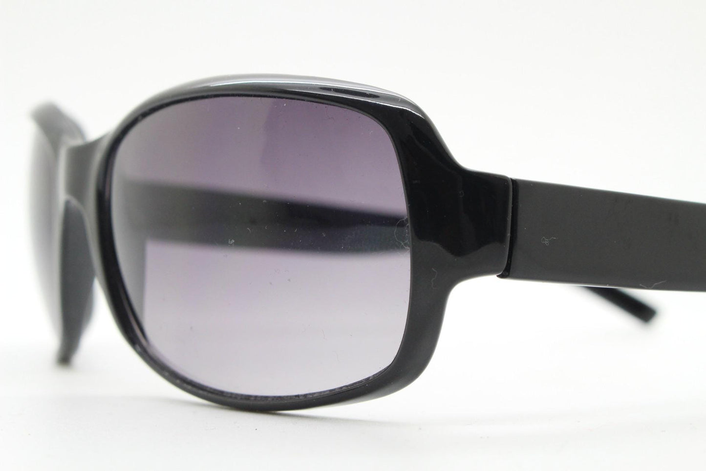 Y2K vintage curved wraparound sunglasses. Aerodynamic plain black gloss curved wrap frame. Minimal shield design. NOS