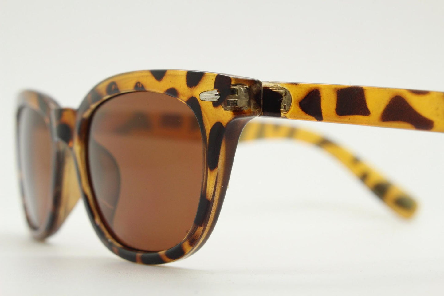 Vintage 90s modified wayfarer design sunglasses. Vibrant honey tortoise low profile frame with Havana brown lenses. Unused NOS