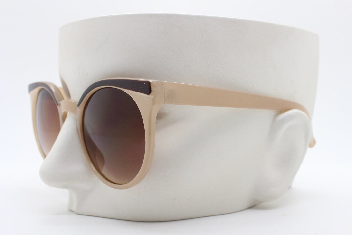 Vintage 80s flat top cat eye sunglasses. Womens beige cateye with dark brown brow and graduating lenses. BNWT catseye