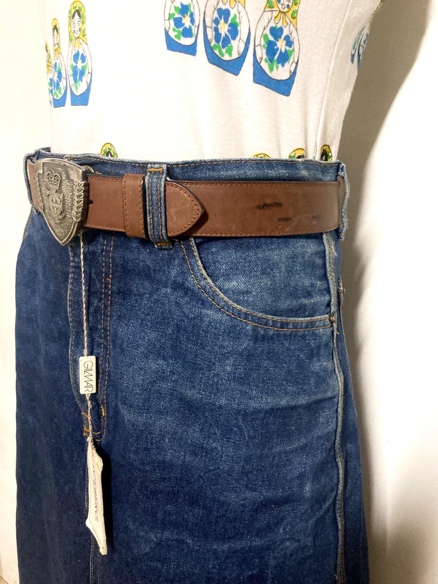 Iceberg 90s vintage belt in matt brown genuine leather with heraldic shield style buckle. For dress or jeans. Made in Italy. BNWT. NOS