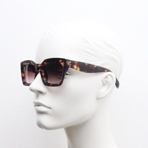 Y2K vintage thick cateye sunglasses. Womens autumnal tortoise coloured big arm cat eye frame with Havana brown gradient lenses. NOS