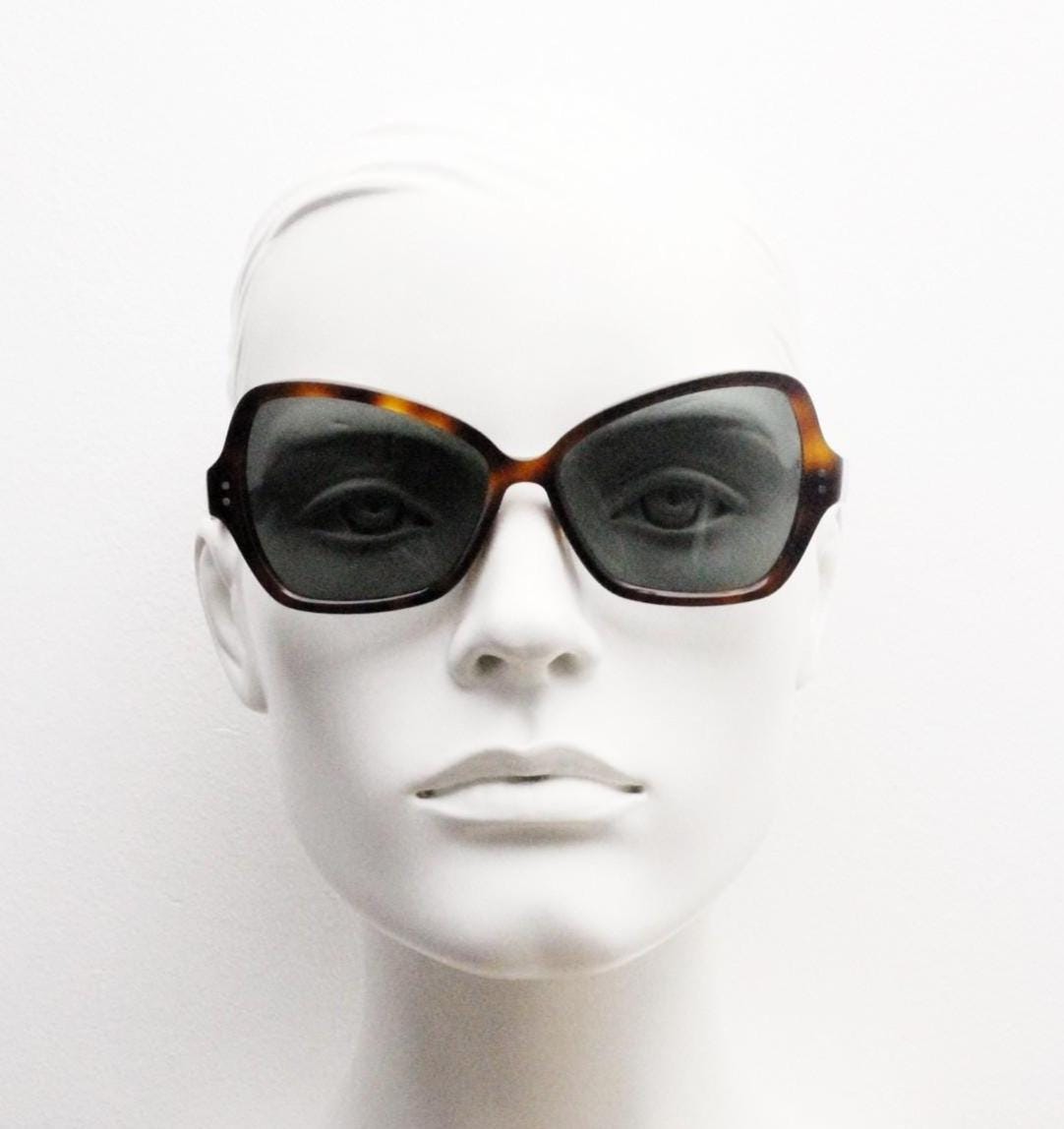 Celine Paris vintage angular cat eye sunglasses made in Italy. Tortoise butterfly frame in good proportions with green lenses. Womens Y2K