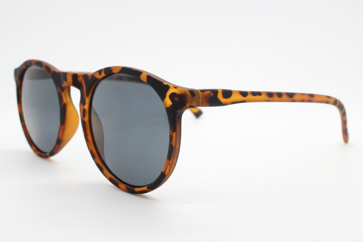 90s vintage round sunglasses. Classical 40s style keyhole bridge frame in a rubber finish with contrasting black lenses. Unused