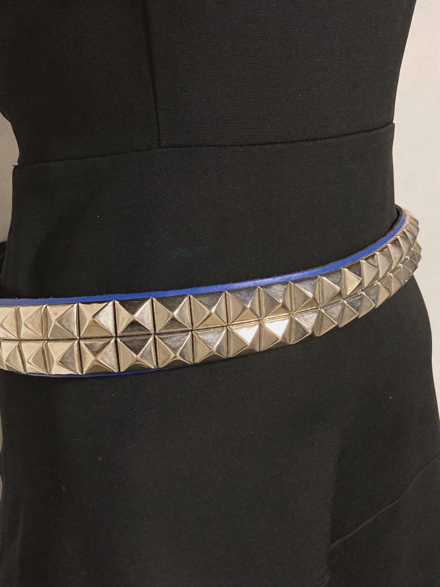 80s vintage thick genuine leather studded belt.  Royal blue with changeable buckle and 2 rows of conical silver metal studs. NOS size M