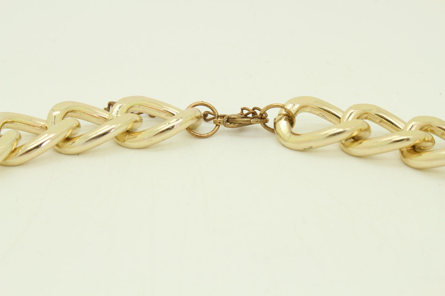 80s vintage massive arrows on a chain necklace. Bombastic golden shiny metal arrows in different sizes on a chunky fat chain. Hip Hop