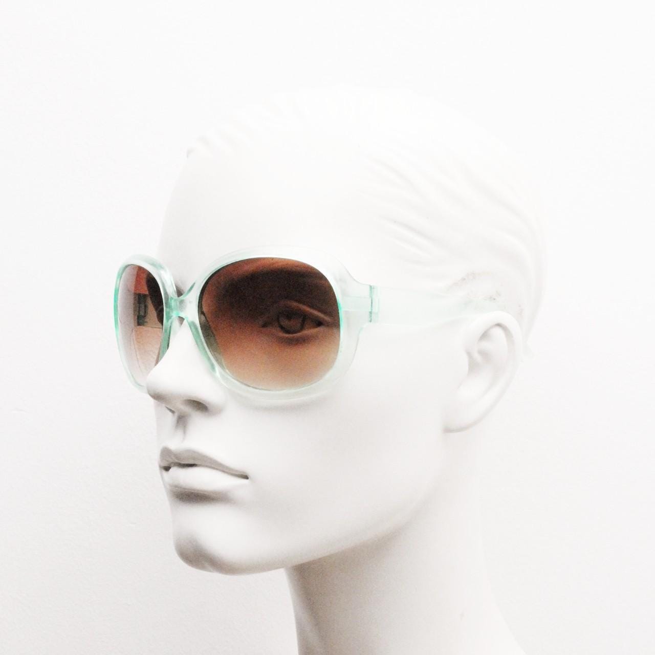 Y2k vintage oversized womens sunglasses. Big and bold 70s design in a transparent green frame with well matched brown lenses. Rave 2000s