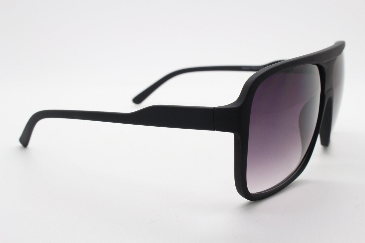 Y2K vintage square aviator sunglasses. Classic 70s style aviators in black rubber frame with graduating lenses. Teardrop, NOS
