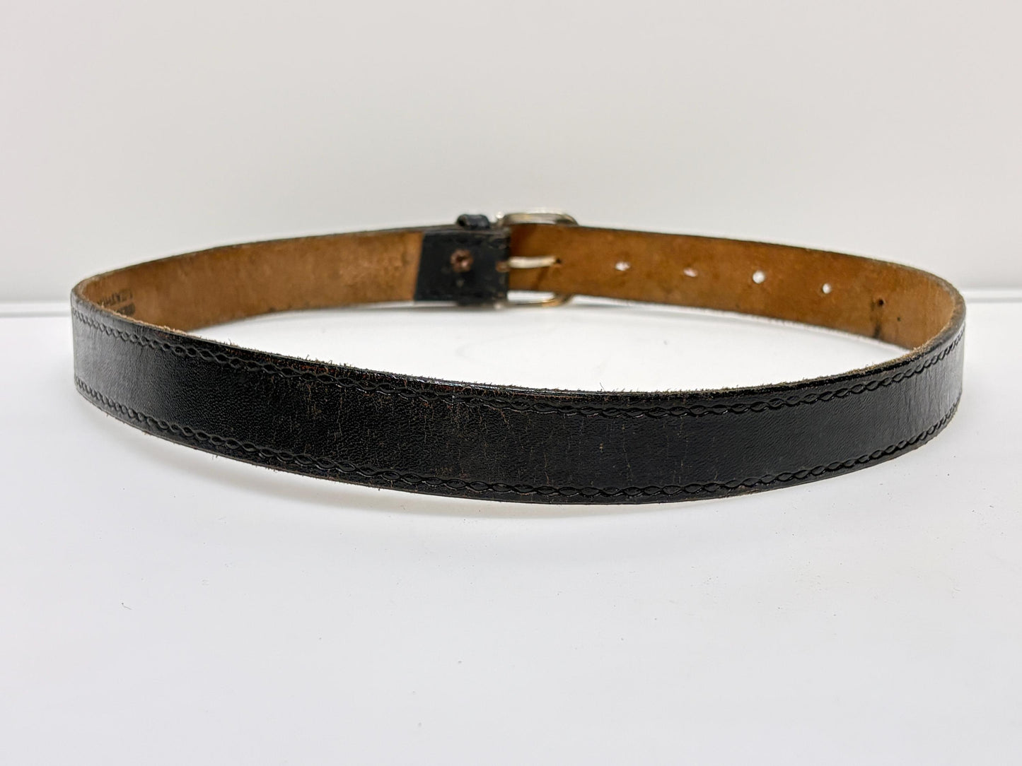 80s vintage plain black genuine leather 1" belt with simple metal buckle and embossed stitching design edge. For jeans or trousers