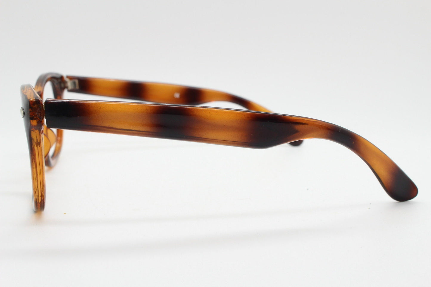 80s vintage wayfarer design glasses. All time classic optical frames in bumblebee colours. 40s 60s style prescription eyeglasses. Spectacles