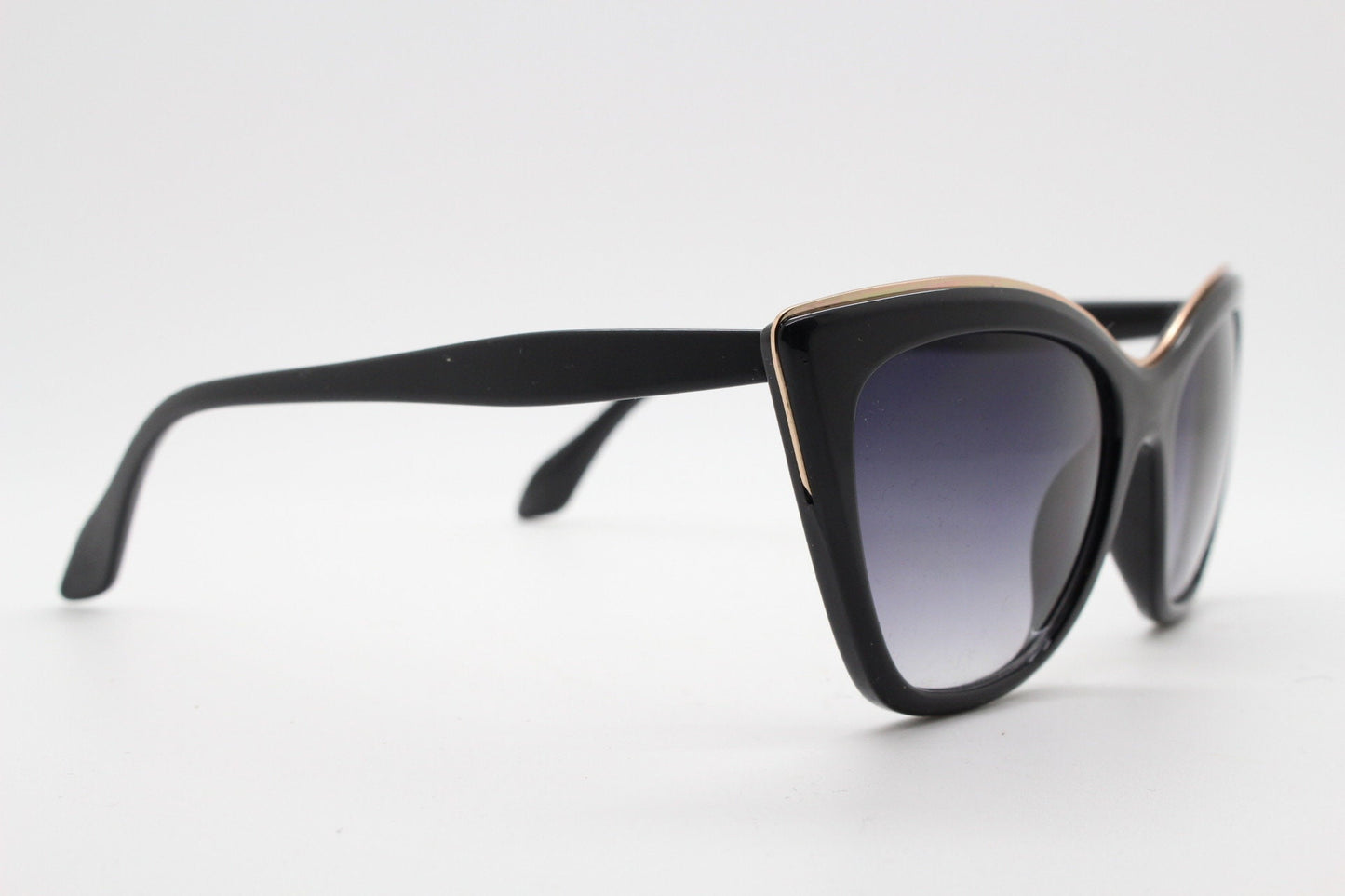 Y2K vintage cat eye sunglasses. Bold black frame with sultry graduated lenses. Womens 50s style rockabilly pin up shades