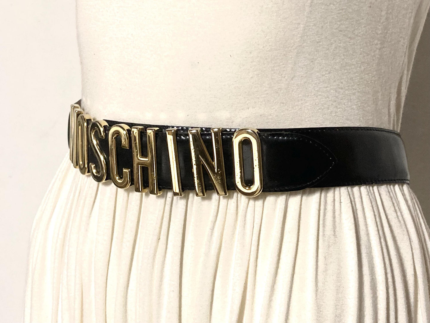Moschino 90s vintage womens dress belt in black genuine leather. Iconic individual golden moving letters logo. Made in Italy. 80s. NOS