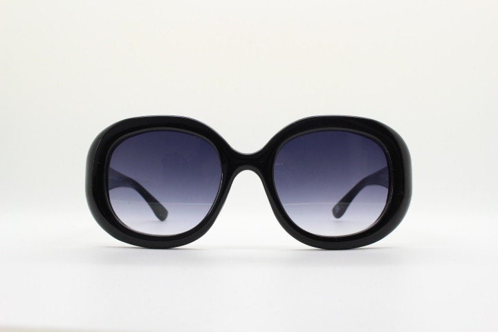 Y2k vintage oversized round sunglasses. Thick framed Women's big 60s mod design black frame with smoky gradient lenses. Unused BNWT. 70s