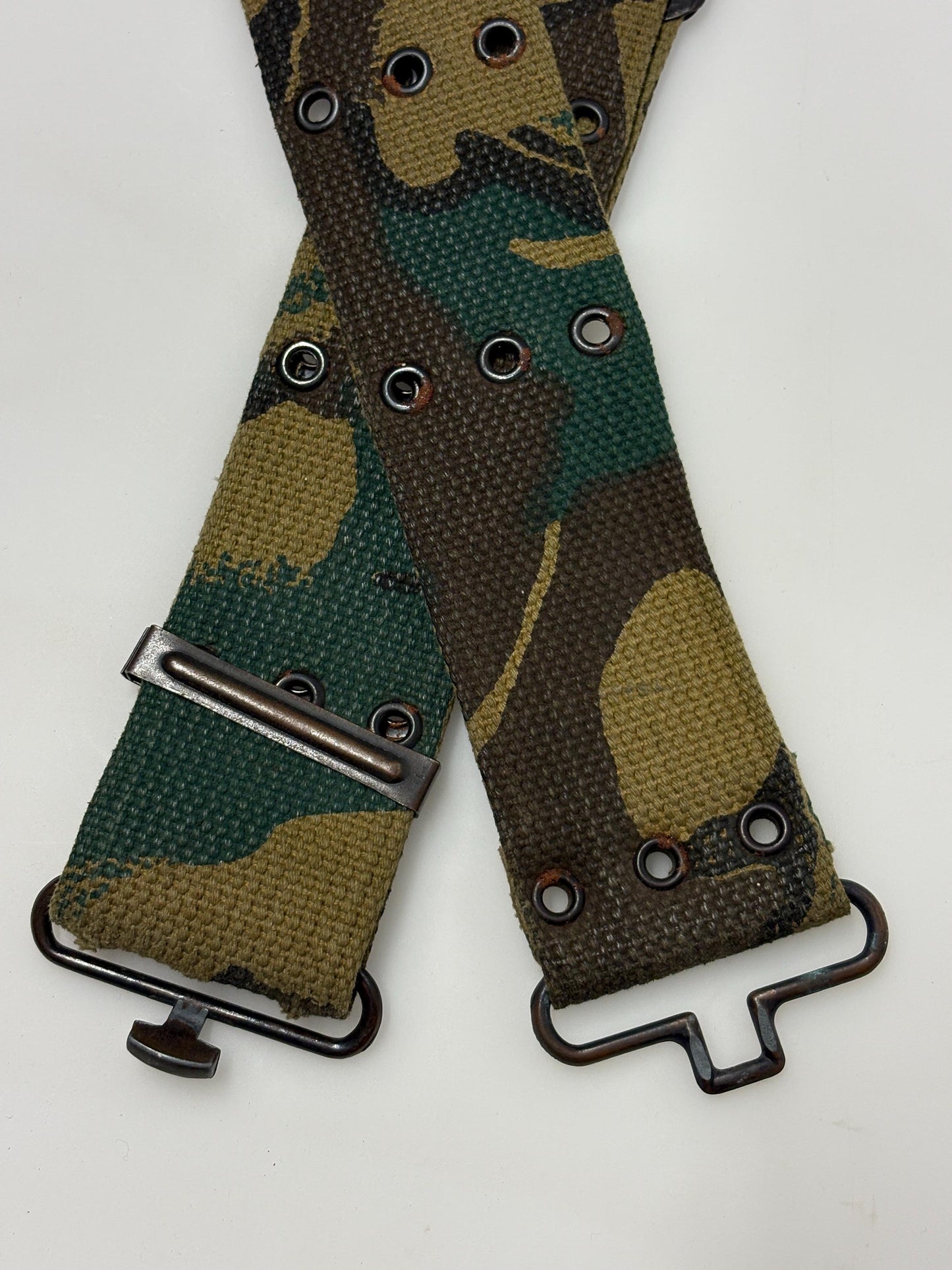 Y2K vintage army woodland cammo webbing belt. Thick woven canvas. Black metal hardware. 2000s NOS. Combat. Military camouflage. Tactical