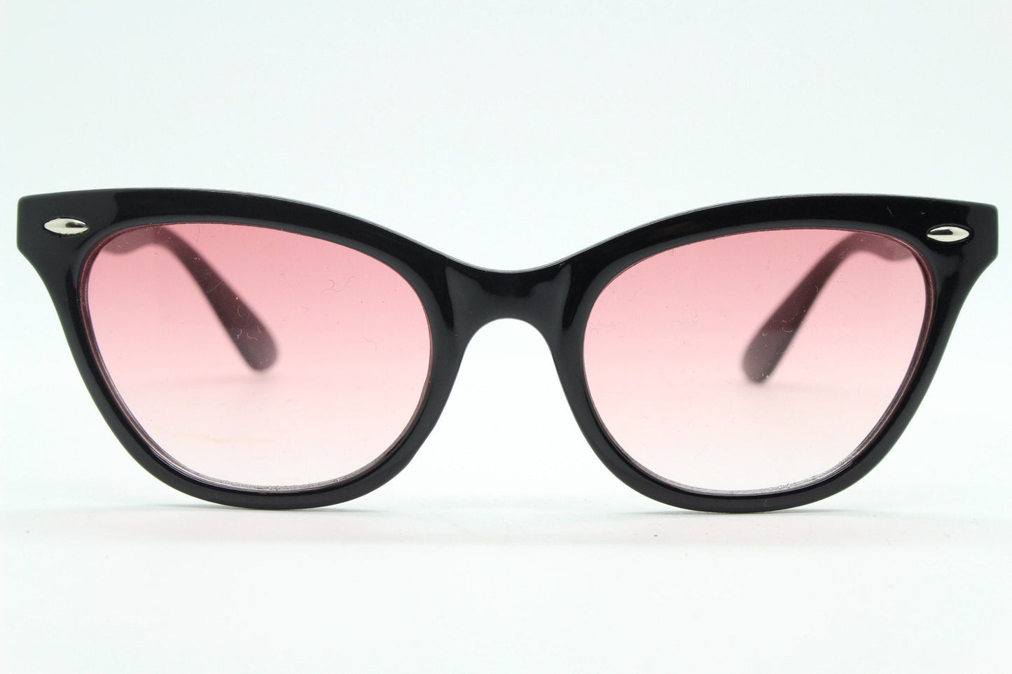 Vintage 90s pointed cat eye sunglasses. Womens black frame cateye with graduated red lenses. 50s style rockabilly, pin up. NOS catseye