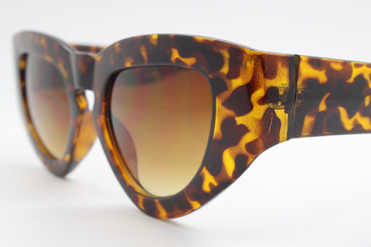Y2K vintage oversized curved cateye sunglasses. Dynamic womens tortoise big arm cat eye frame with brown gradient lenses. 60s style NOS