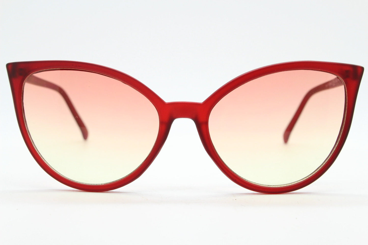 Vintage Y2K red pointed cat eye sunglasses. 2000s womens rubber finish cat eye with sensational ombre lenses. 50s rockabilly pin up cateyes