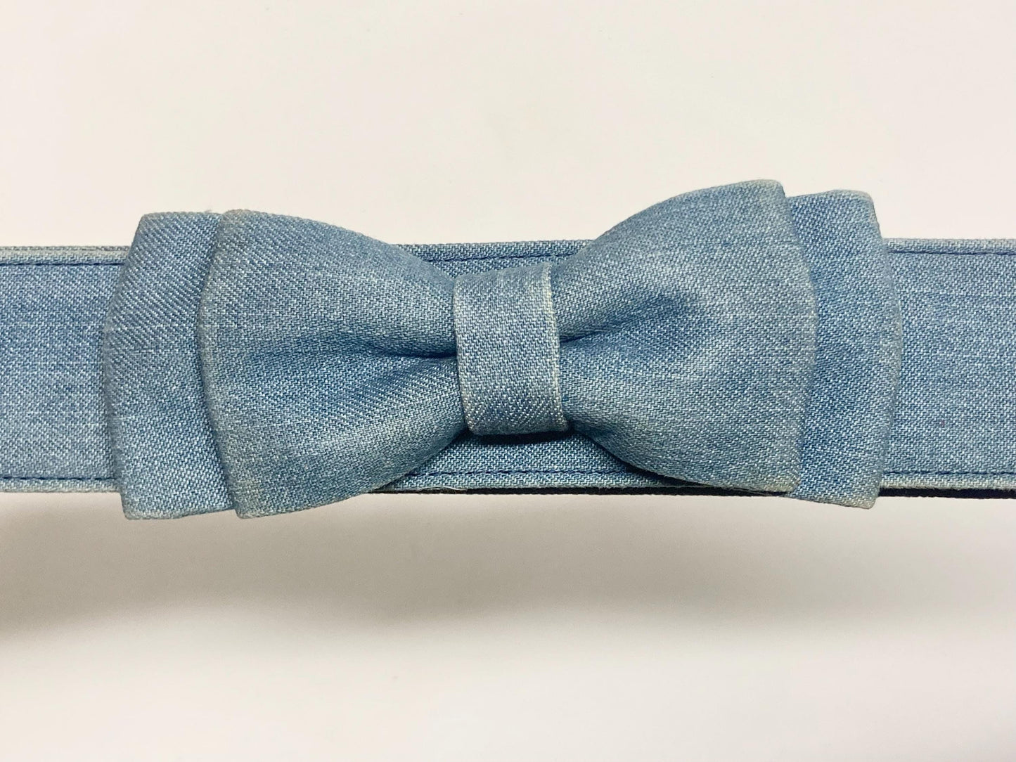 80s vintage womens dress belt in light blue denim with big bow in neat proportions. Adjustable. Used in good condition