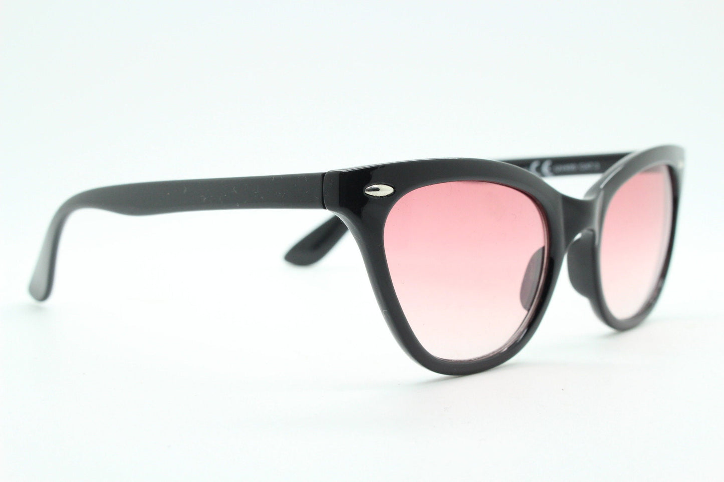 Vintage 90s pointed cat eye sunglasses. Womens black frame cateye with graduated red lenses. 50s style rockabilly, pin up. NOS catseye
