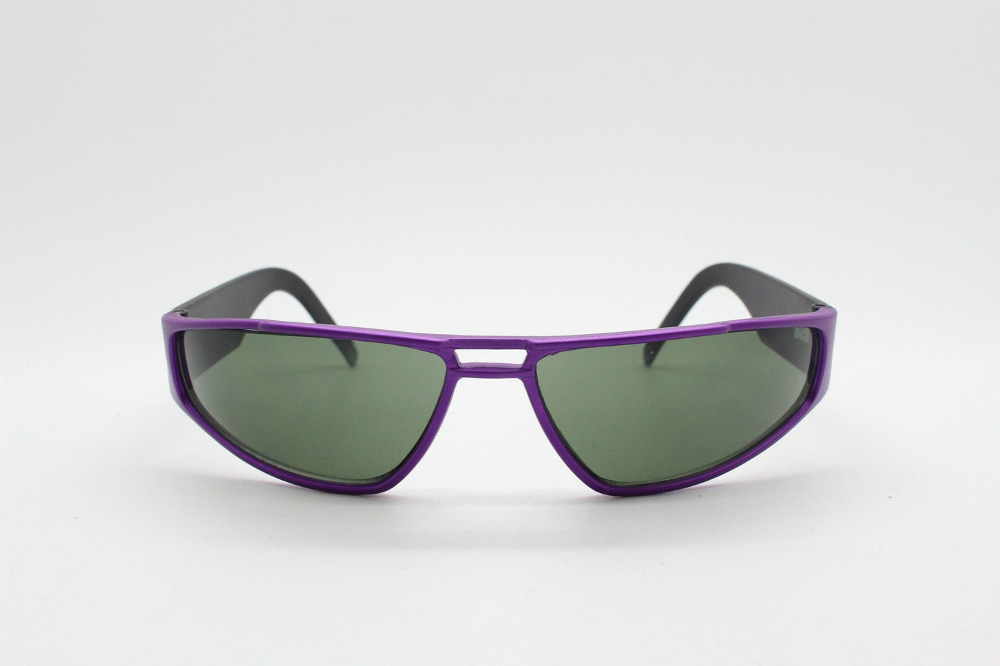 90s vintage sporty sunglasses. Aerodynamic shield style wrap around frame in metallic purple and black matt finish. Unused Y2K NOS. 2000s