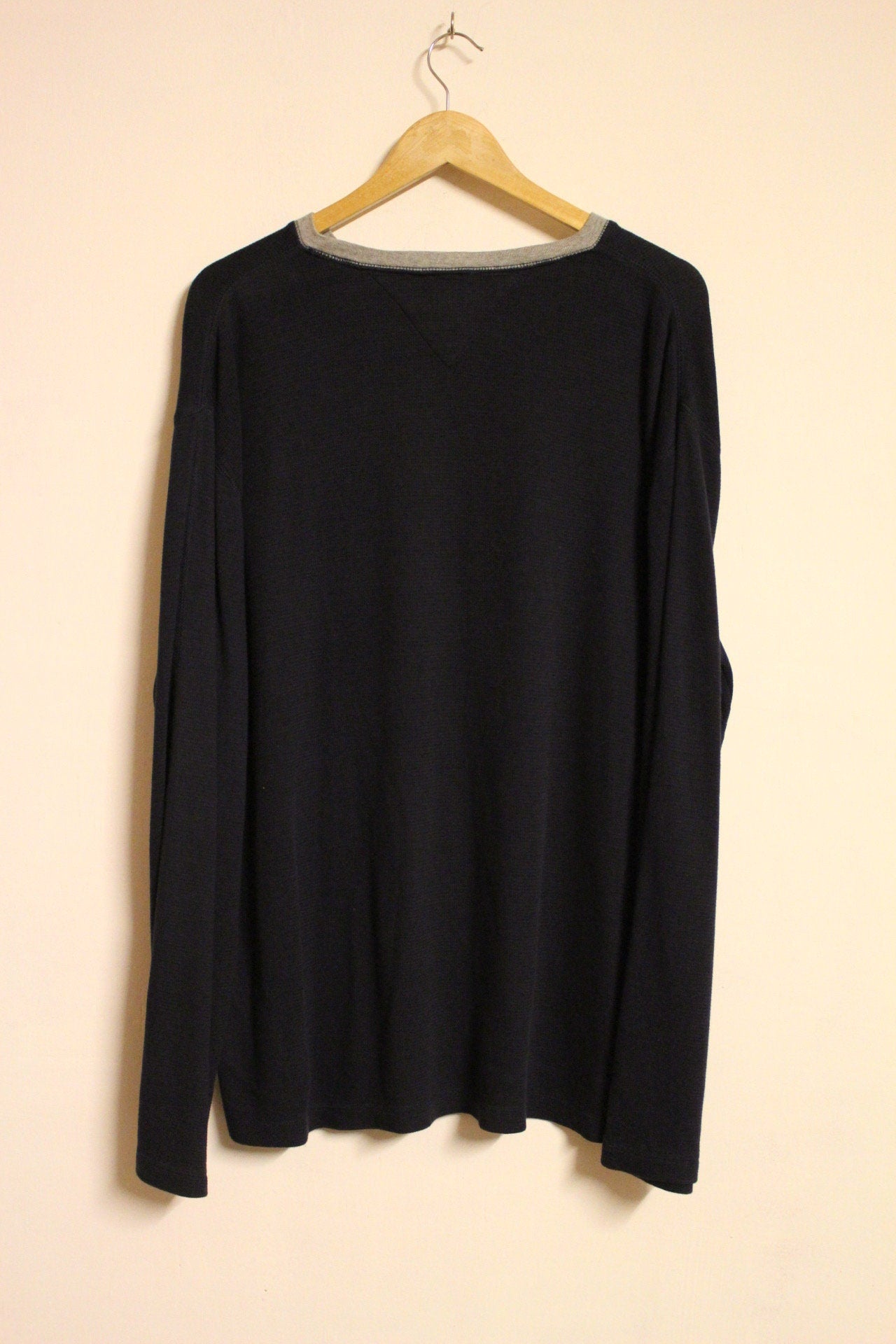 Tommy Hilfiger vintage pullover . Plain navy XL crew neck sweatshirt with big heritage crest print. Round neck oversized jumper