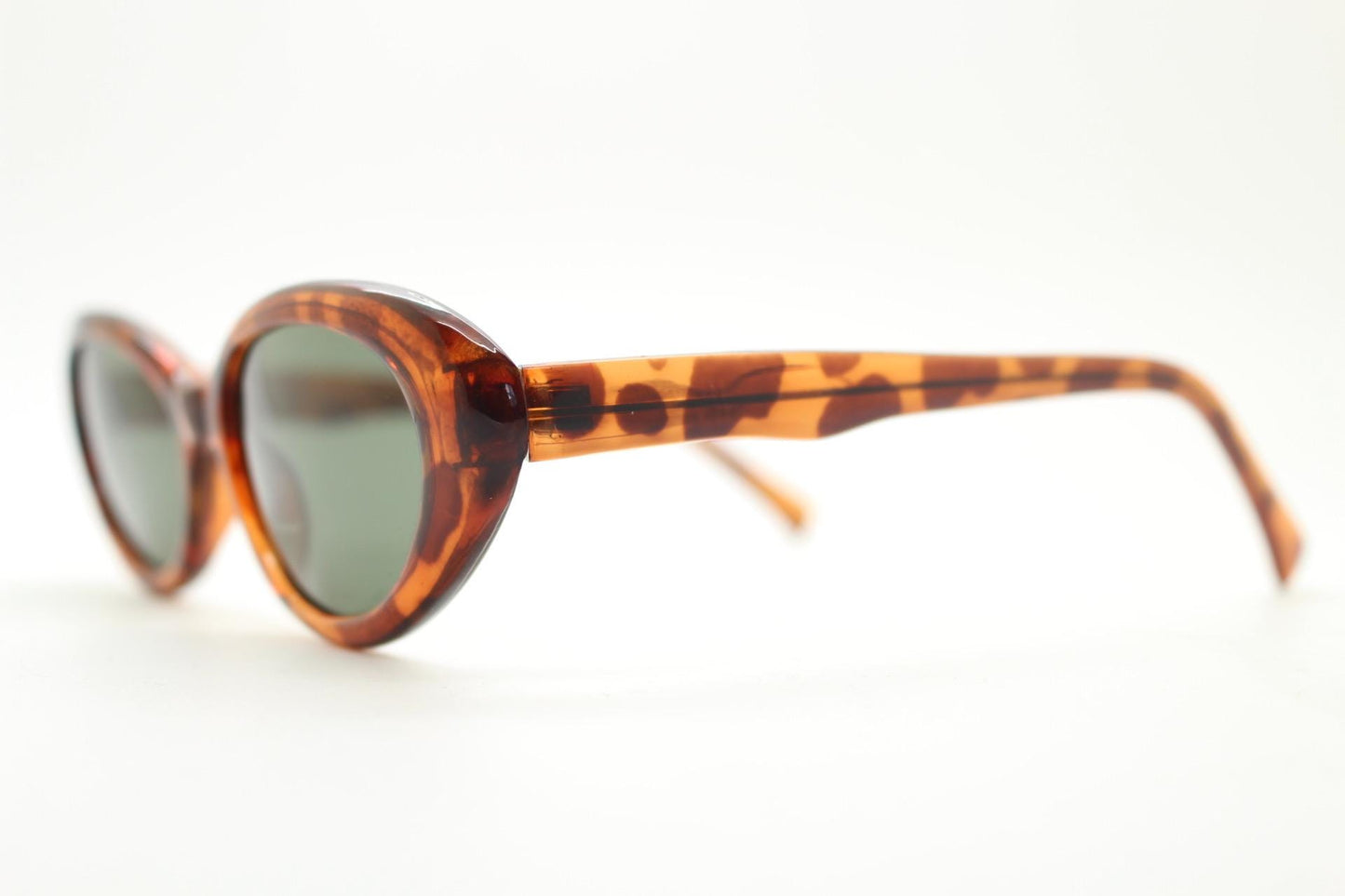 Vintage 90s oval cat eye sunglasses. Vibrant amber tortoise quality acetate frame in neat proportions with green lenses. Womens NOS