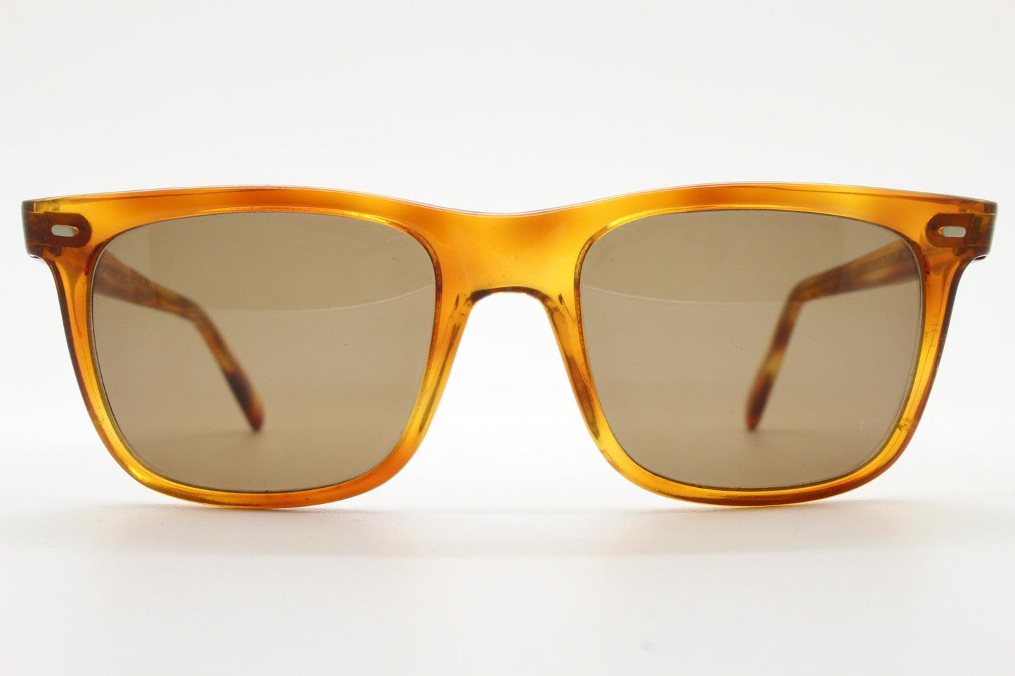 Uomo vintage 90s wayfarer design sunglasses made in Italy. All time classic format in mottled amber frame with contrasting brown lenses. NOS