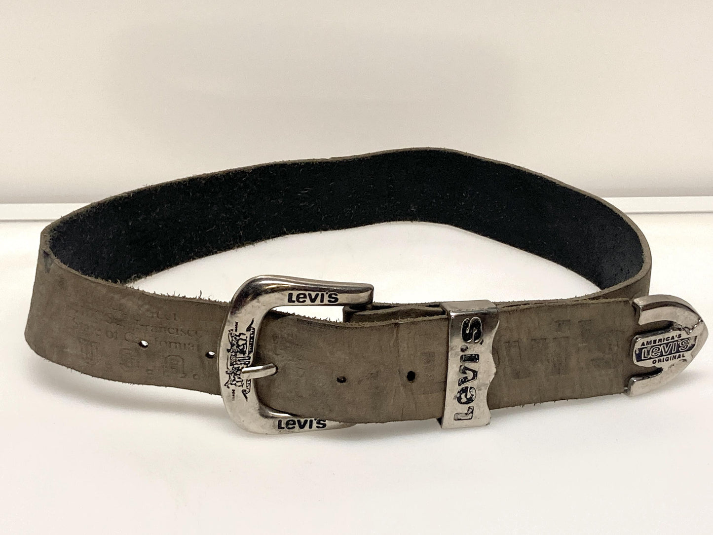 Levi's 80s vintage thick grey genuine leather belt for jeans with detailed buckle and numerous traditional cute logo's stamped all along