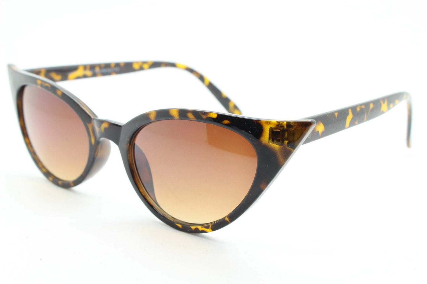 Y2K vintage pointed cat eye sunglasses. Tortoise slender frame with graduated lenses. Womens 50s style rockabilly, pin up shades
