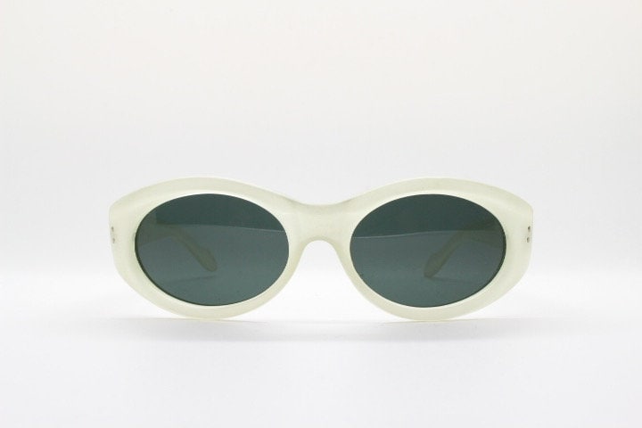 Marconi Vintage 90s oval cat eye sunglasses model 2090. Transparent chunky white acetate frosted cat eye with contrasting dark lenses. NOS