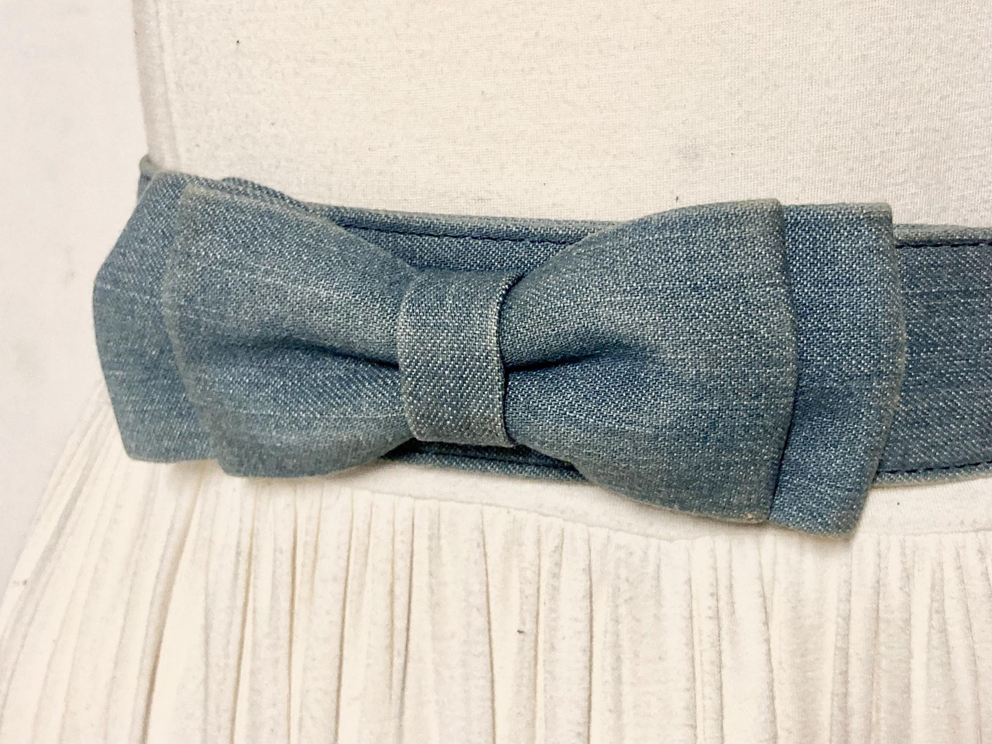 80s vintage womens dress belt in light blue denim with big bow in neat proportions. Adjustable. Used in good condition