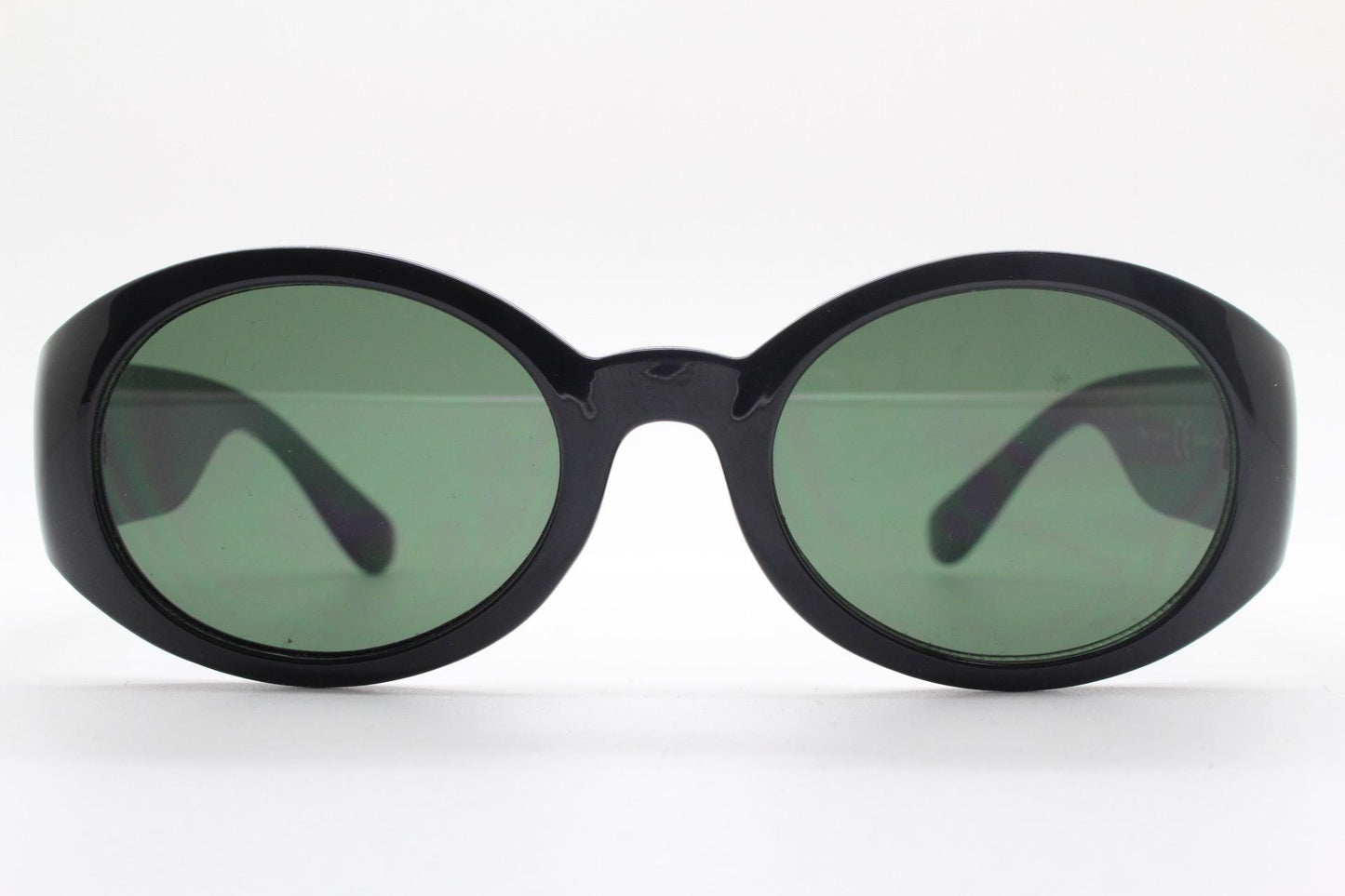 Y2k vintage tall arm oval sunglasses. 60s design black frame with curved sides and green lenses. Unused NOS. Mod. Beatnik
