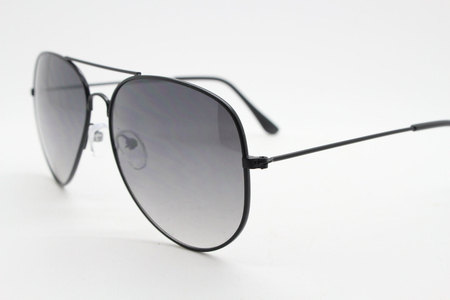Y2K vintage aviator sunglasses. Optimal shape classic pilot aviators in black metal frame with graduating lenses. Teardrop, NOS