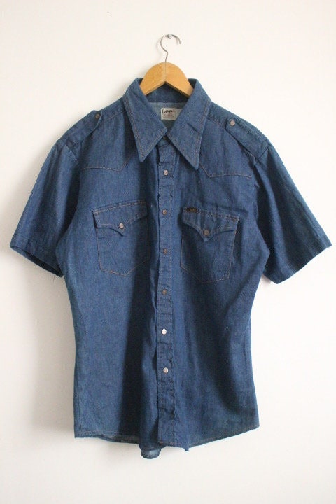 LEE 70s vintage short sleeve mens shirt. Blue denim western design with yolked pockets and back, epaulettes and brass popper buttons. NOS