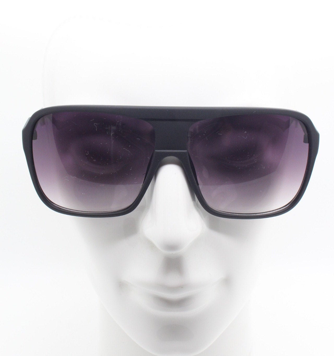 Y2K vintage square aviator sunglasses. Classic 70s style aviators in black rubber frame with graduating lenses. Teardrop, NOS
