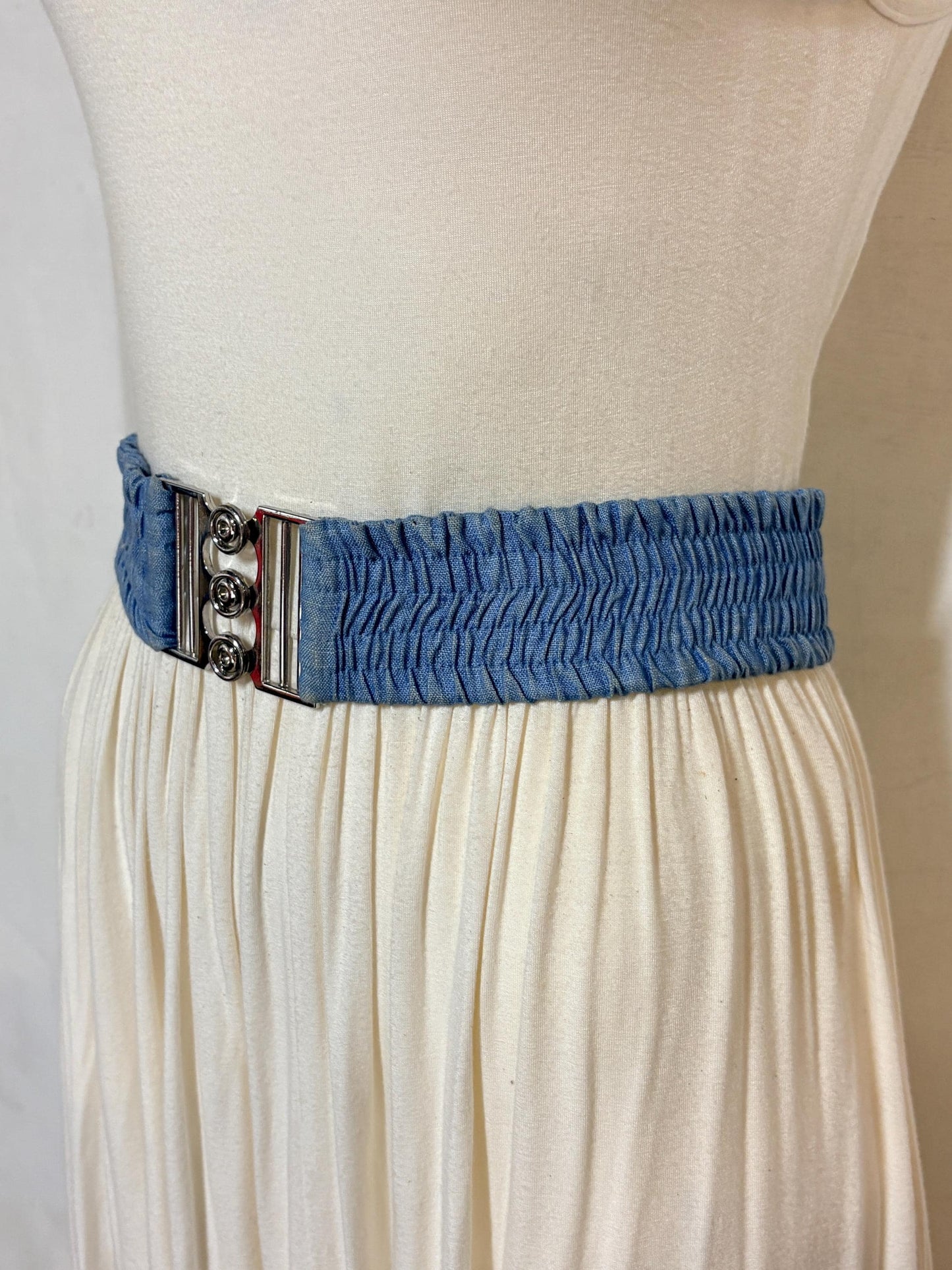 80s vintage womens elastic denim stretch belt. Flattering cinch design to wear with a dress. Chrome circles buckle. Country and western