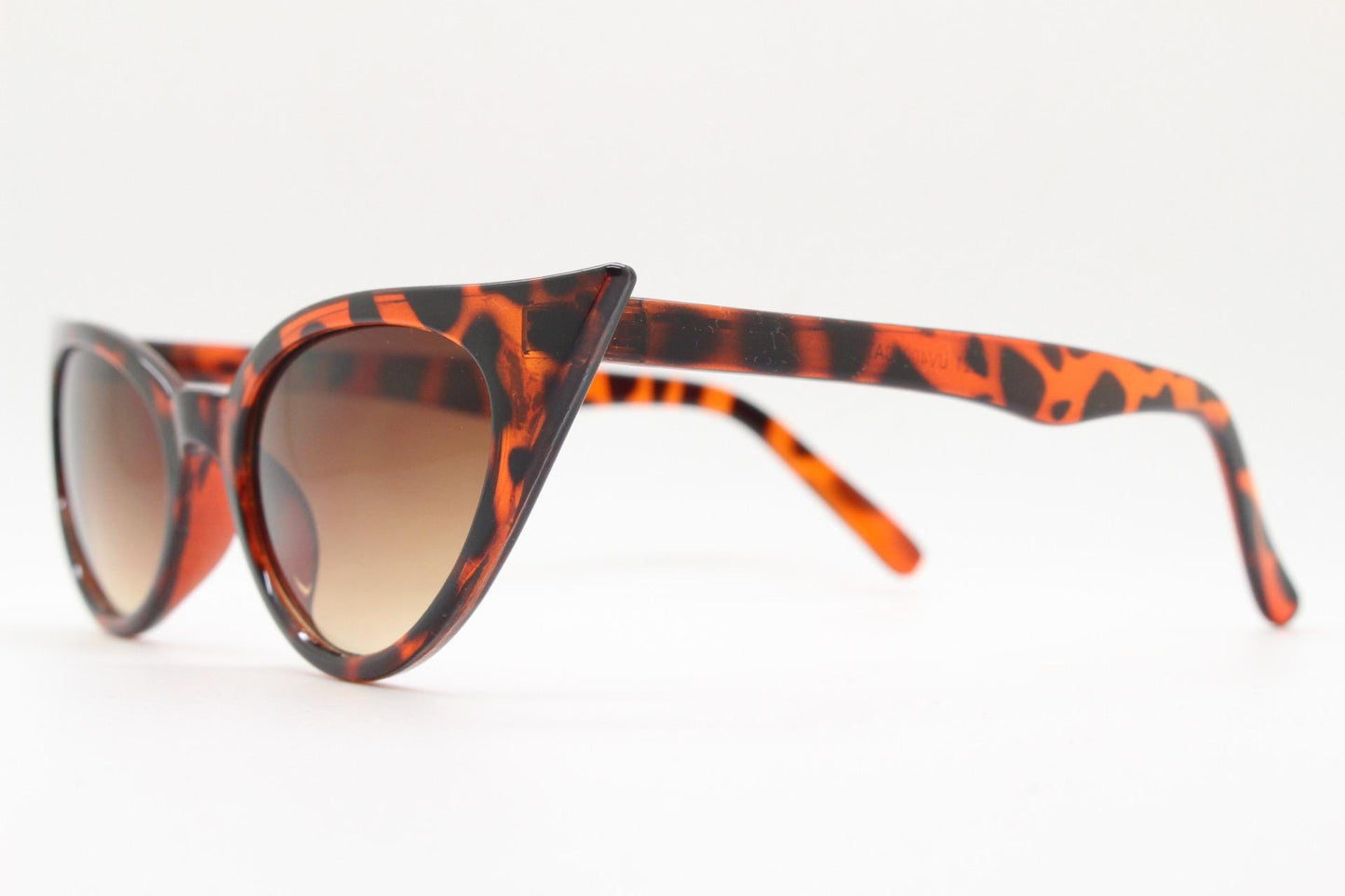 90s vintage pointed cat eye sunglasses. Tortoise slender frame with graduating brown lenses. Womens 50s design rockabilly, pin up