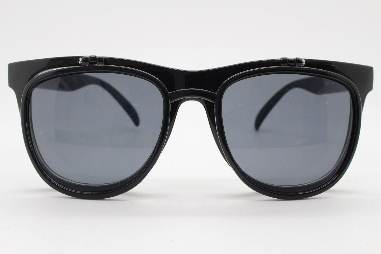 Vintage 90s wayfarer design flipper sunglasses. All time classic 50s, 60s design in plain black with double flipper visor. BNWT unusual
