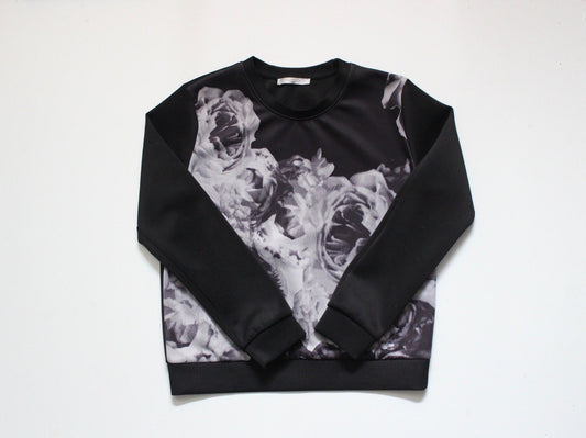 Vintage Y2K black round neck sweatshirt with abstract negative flower print. Womens crew neck long sleeve pullover top. 2000s