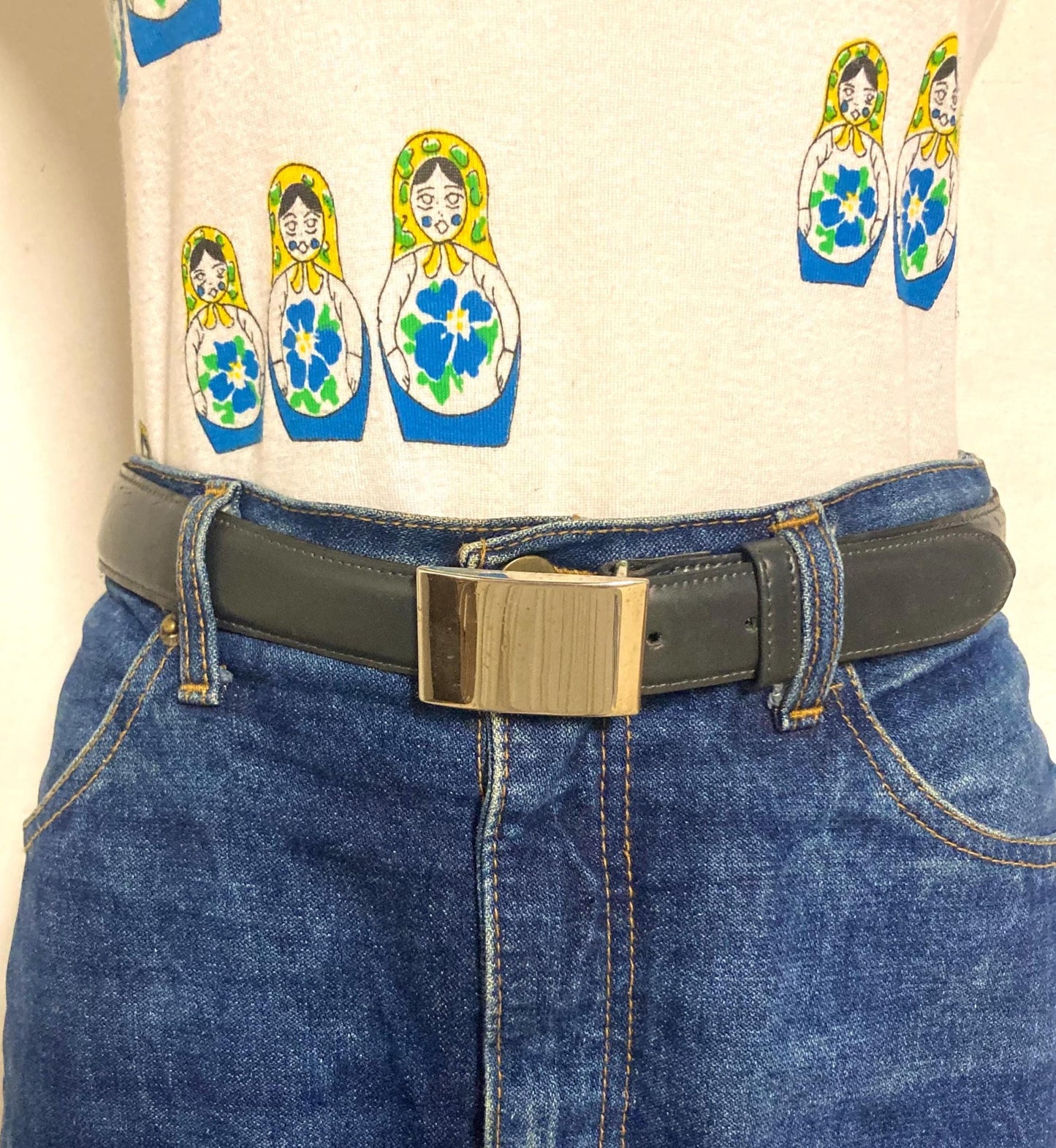 80s vintage smart trouser / jeans belt in grey genuine leather with solid shiny chrome buckle. Made in France. NOS