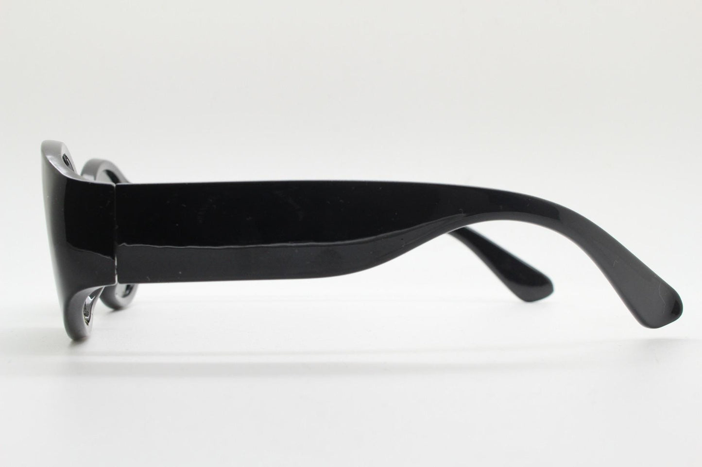 Y2k vintage tall arm oval sunglasses. 60s design black frame with curved sides and green lenses. Unused NOS. Mod. Beatnik