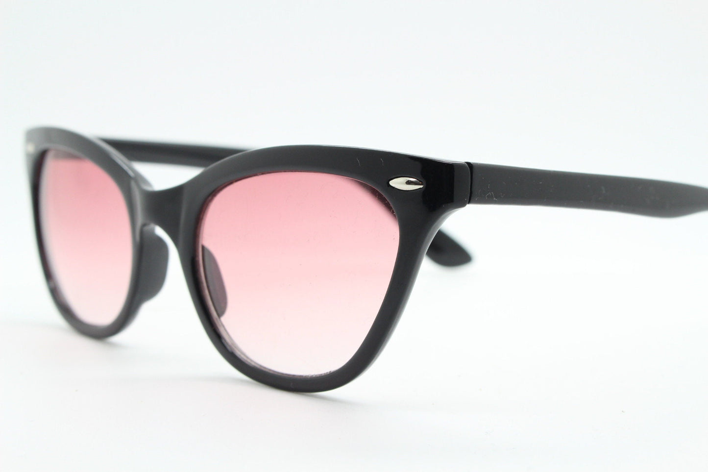 Vintage 90s pointed cat eye sunglasses. Womens black frame cateye with graduated red lenses. 50s style rockabilly, pin up. NOS catseye