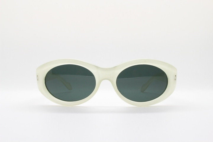 Marconi Vintage 90s oval cat eye sunglasses model 2090. Transparent chunky white acetate frosted cat eye with contrasting dark lenses. NOS